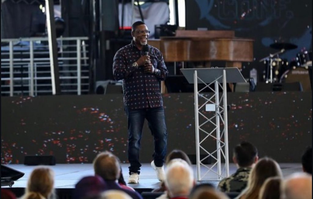 Pst. Timothy Ahmad avec les étudiants de RBI Tampa