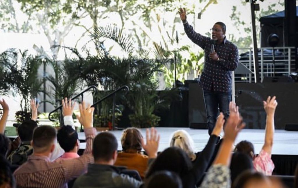 Pst. Timothy Ahmad avec les étudiants de RBI Tampa